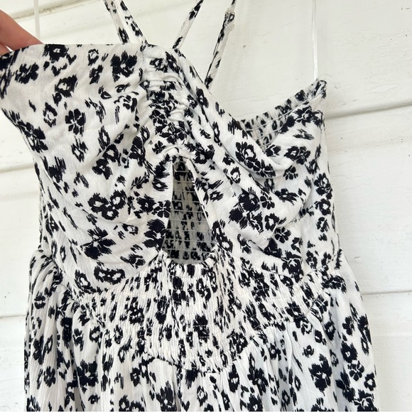 Promesa Floral Keyhole Halter Romper - Picture 8 of 11